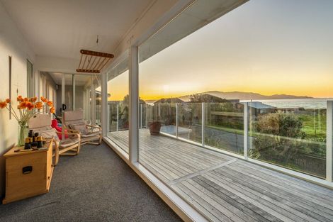 Photo of property in 8 Ara Kuaka, Waikanae Beach, Waikanae, 5036