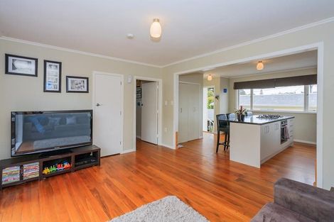 Photo of property in 1/23 Neal Avenue, Glenfield, Auckland, 0629