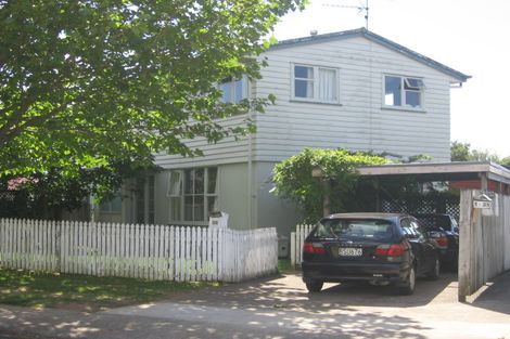 Photo of property in 1/35 Greenslade Crescent, Northcote, Auckland, 0627