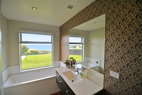 Photo of property in 22 Wonderview Road, Leigh, 0985