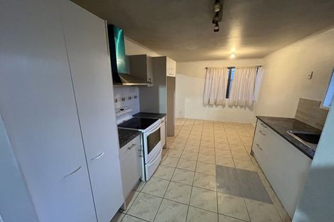 Photo of property in 16 Massine Place, Randwick Park, Auckland, 2105