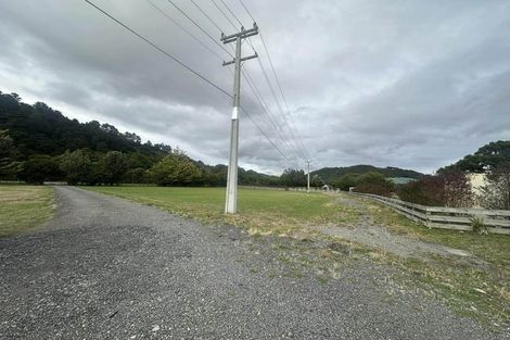 Photo of property in 5b Twin Lakes Road, Te Marua, Upper Hutt, 5018
