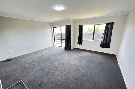 Photo of property in 2/11 De Bloge Place, Clendon Park, Auckland, 2103