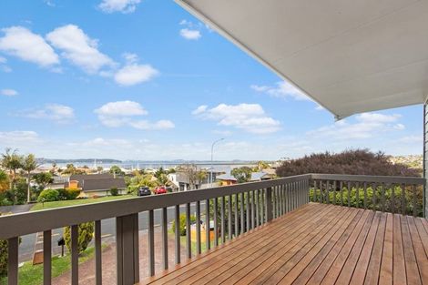 Photo of property in 2 Deanna Drive, West Harbour, Auckland, 0618