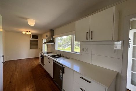 Photo of property in 16 Cliff View Drive, Green Bay, Auckland, 0604