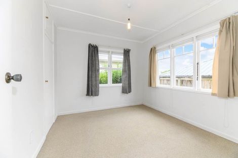 Photo of property in 70 Hobsonville Road, West Harbour, Auckland, 0618