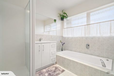 Photo of property in 49 Tupaki Place, Pakuranga Heights, Auckland, 2010