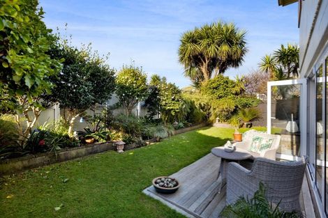 Photo of property in 2/30 Hamblyn Street, Strandon, New Plymouth, 4312