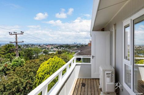 Photo of property in 23 Chivalry Road, Glenfield, Auckland, 0629