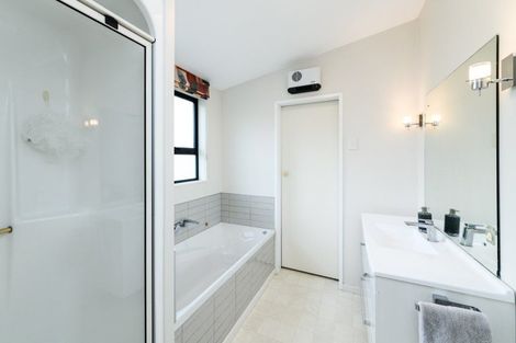 Photo of property in 15 Phoenix Avenue, Hokowhitu, Palmerston North, 4410