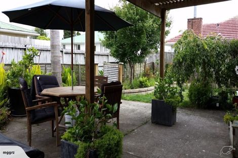 Photo of property in 1/4 Tawa Road, Te Atatu Peninsula, Auckland, 0610