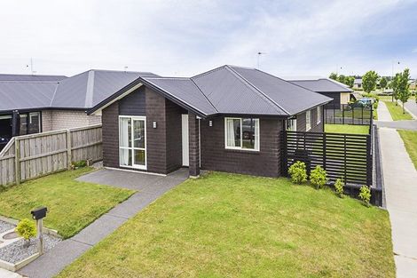 Photo of property in 32 Whakatipu Street, Pegasus, 7612