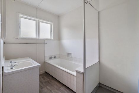 Photo of property in 16 Gordon Terrace, Hunterville, 4730