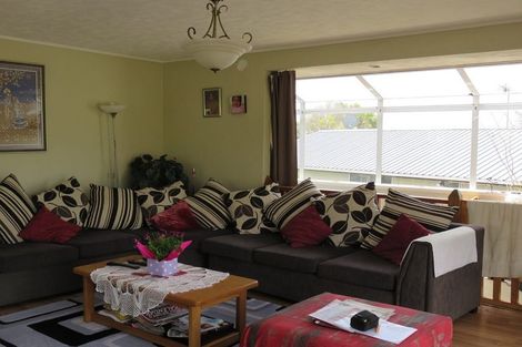 Photo of property in 10 Beauchamp Drive, Massey, Auckland, 0614