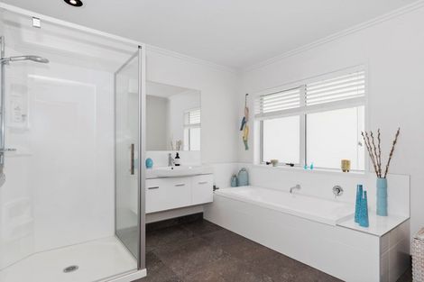 Photo of property in 6 Royal Ascot Drive, Papamoa Beach, Te Puke, 3187