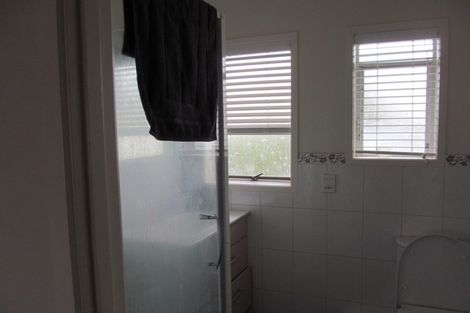 Photo of property in 1/21 Target Road, Totara Vale, Auckland, 0629