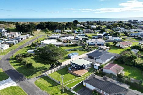 Photo of property in 3 Chrystall Street, Foxton Beach, Foxton, 4815