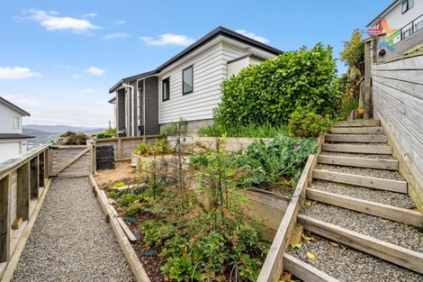 Photo of property in 6 Poto Road, Normandale, Lower Hutt, 5010