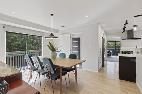 Photo of property in 13a Avonleigh Road, Green Bay, Auckland, 0604