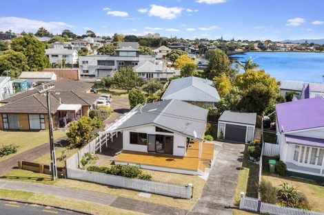 Photo of property in 2/30 Kiwi Esplanade, Mangere Bridge, Auckland, 2022