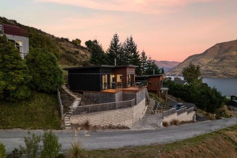 Photo of property in 15a Mackinnon Terrace, Sunshine Bay, Queenstown, 9300