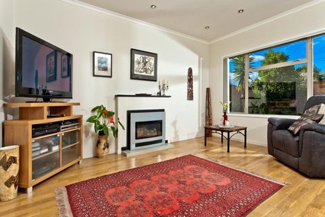 Photo of property in 212 East Coast Road, Forrest Hill, Auckland, 0620