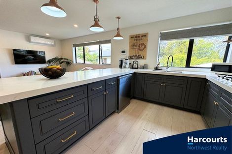 Photo of property in 10 Mahinga Place, Massey, Auckland, 0614