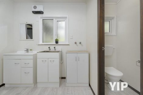 Photo of property in 2/15 Bloomsbury Grove, Newlands, Wellington, 6037