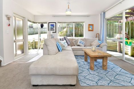 Photo of property in 2/18 Ellenbury Place, Stanmore Bay, Whangaparaoa, 0932