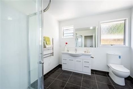 Photo of property in 9 Juniper Road, Sunnynook, Auckland, 0620