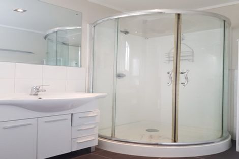 Photo of property in 13 Abbeygate Street, Birkdale, Auckland, 0626