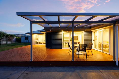 Photo of property in 6 Atlantic Drive, Fitzherbert, Palmerston North, 4410
