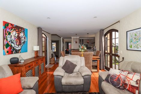 Photo of property in 16 La Lena Grove, Fitzherbert, Palmerston North, 4410