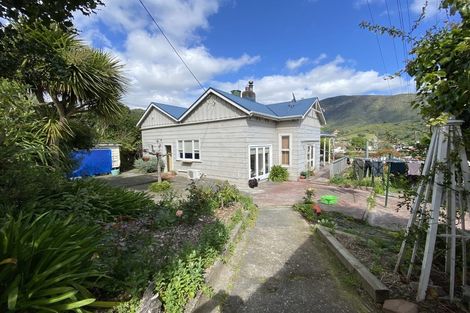 Photo of property in 121 Wellington Street, Picton, 7220