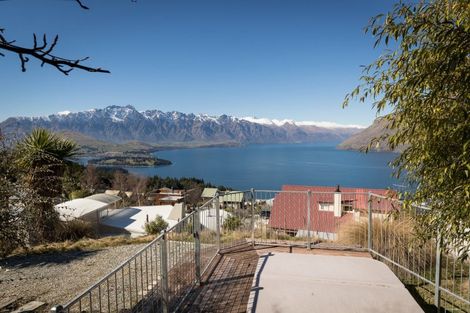 Photo of property in 141 Wynyard Crescent, Fernhill, Queenstown, 9300