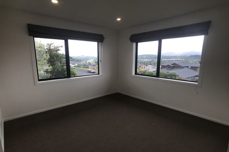 Photo of property in 17 James Nairn Grove, Riverstone Terraces, Upper Hutt, 5018