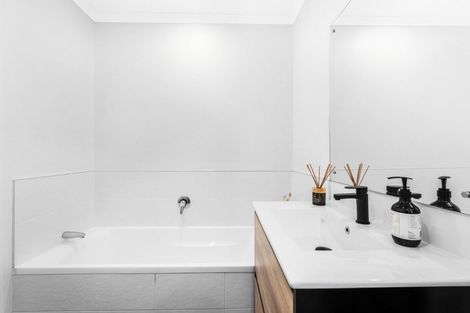 Photo of property in 6 Gavinike Place, Waimauku, 0812