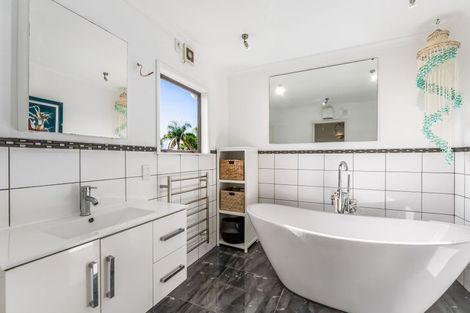 Photo of property in 1/1 Sharon Road, Waiake, Auckland, 0630