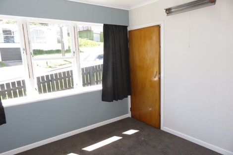 Photo of property in 16 Omega Street, Newlands, Wellington, 6037