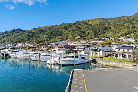 Photo of property in 37 Waikawa Road, Picton, 7220