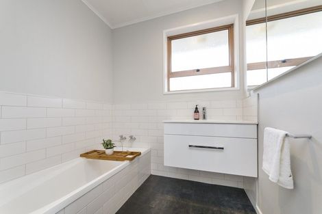 Photo of property in 16 Austin Place, Awapuni, Palmerston North, 4412