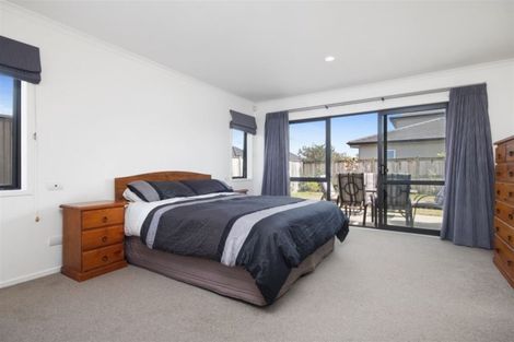 Photo of property in 14 Tongeren Square, Karaka, Papakura, 2113