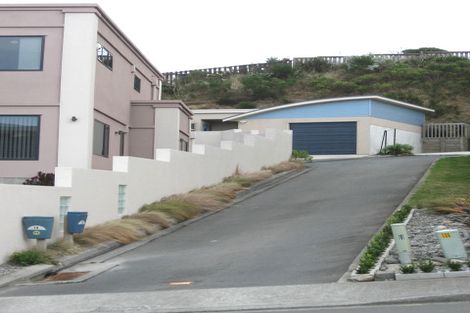 Photo of property in 14 Dress Circle, Newlands, Wellington, 6037