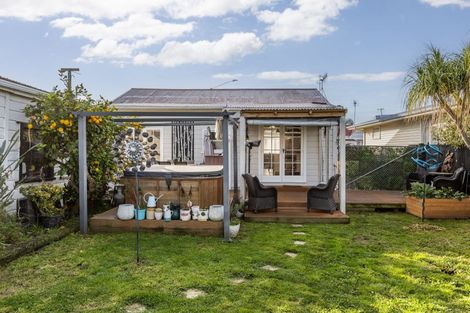 Photo of property in 12 Kinross White Street, Napier South, Napier, 4110