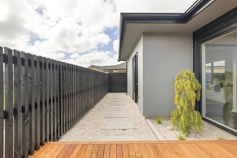 Photo of property in 7 Rangeview Drive, Kelvin Grove, 4414