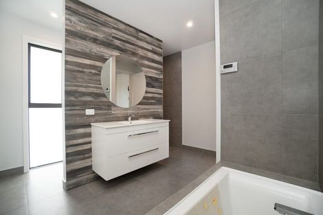 Photo of property in 76 Johnstone Drive, Fitzherbert, Palmerston North, 4410