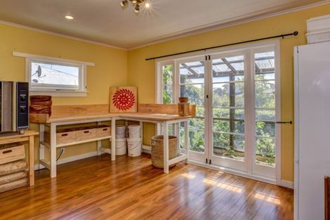 Photo of property in 4 Smith Road, Merrilands, New Plymouth, 4312