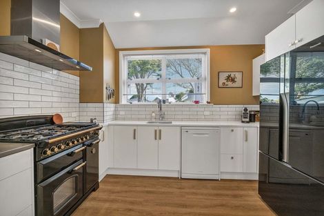 Photo of property in 16 Glen Almond Street, New Plymouth, 4310