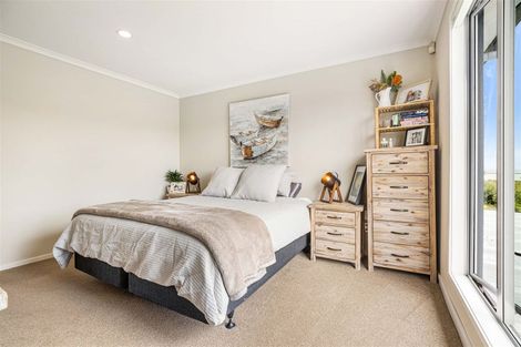 Photo of property in 9s Clearwater Cove, West Harbour, Auckland, 0618
