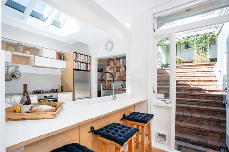 Photo of property in 16 Hawker Street, Mount Victoria, Wellington, 6011